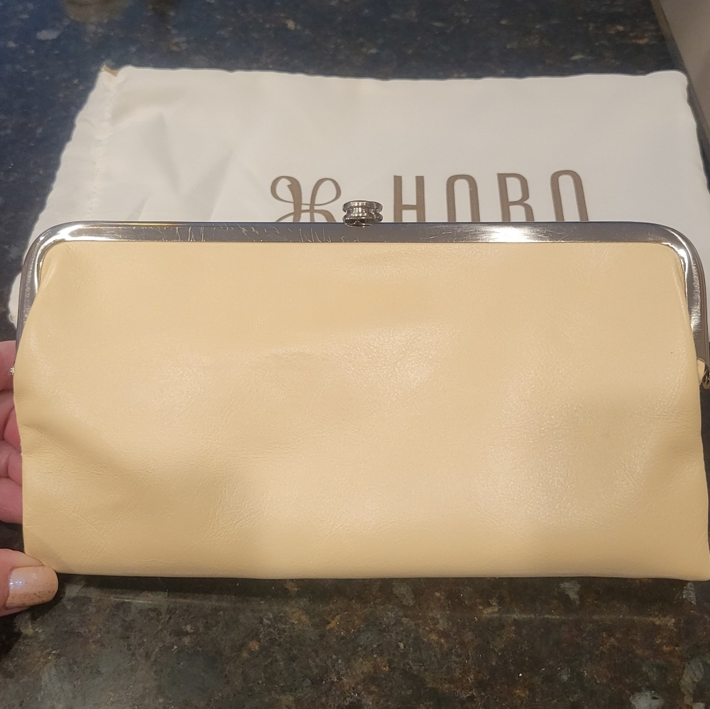 HOBO Lauren Clutch-Wallet In Butter